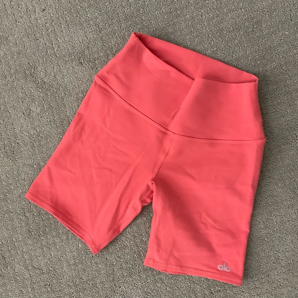 ALO Yoga Pants - Alo Yoga 7” High-Waist Biker Short in Strawberry